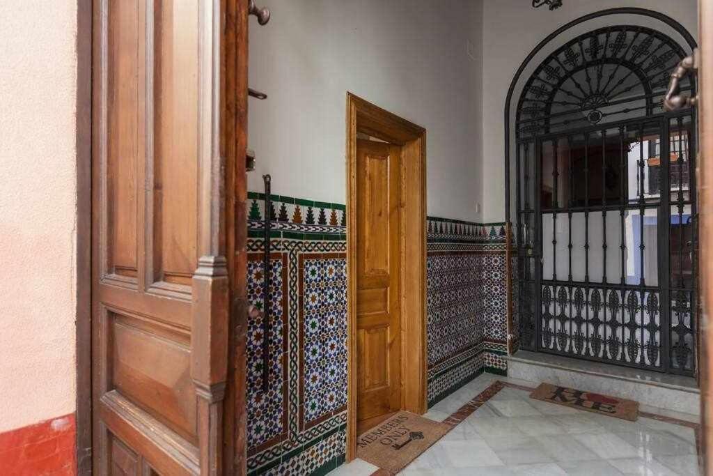 Monkeys Apartments El Arenal Santas Patronas Севиля Екстериор снимка